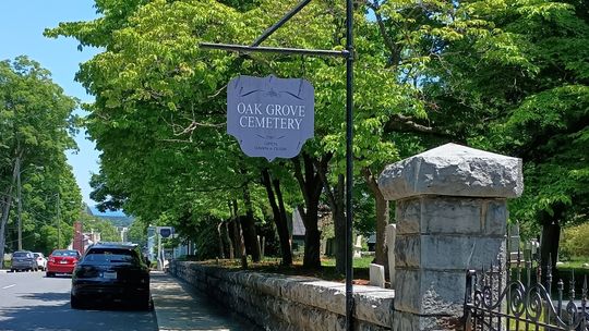 Explore Oak Grove Cemetery and see the statue and Jackson’s grave, and find those of other notable Revolutionary and Civil War soldiers.